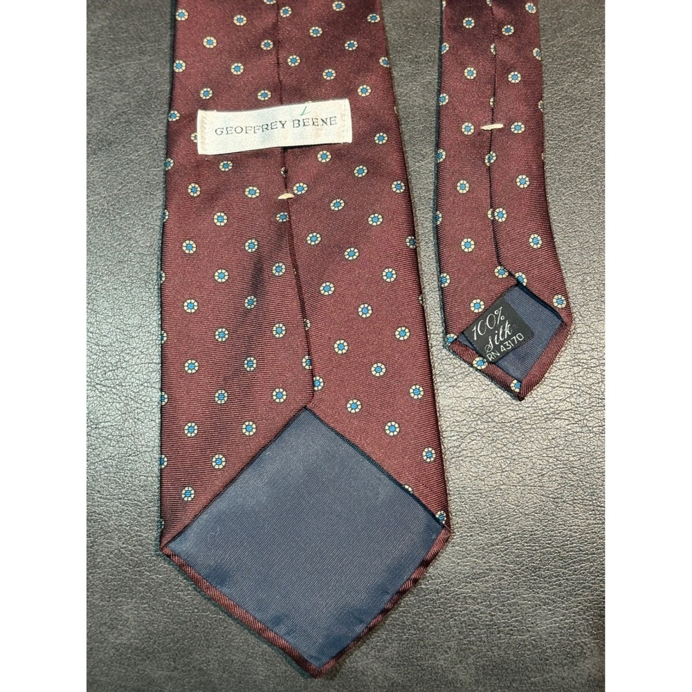 Geoffrey Beene Mens Silk Tie Burgundy Maroon Geometric Medallion Print RN 43170